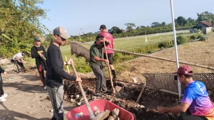 Direncanakan akan ditanam Anggur Inport, Pemdes lakukan Pembersihan di Area Kantor